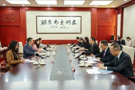 At the meeting between Vietnamese Ambassador to China Pham Thanh Binh and Wang Gang, Deputy Director of the Publicity Department of the Communist Party of China (CPC) Central Committee. (Photo: VNA)