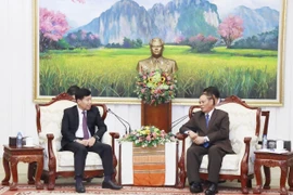Deputy Minister of Foreign Affairs Nguyen Manh Cuong (L) and Vilay Lakhamphong, standing member of the Secretariat of the LPRP's Central Committee (Photo: VNA)