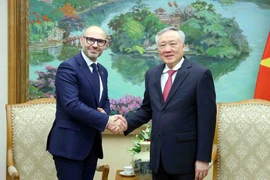Permanent Deputy PM Nguyen Hoa Binh (R) and Dr. Marcin Czepelak, Secretary-General of the Permanent Court of Arbitration (Photo: VNA) 