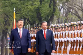 General Secretary of the Communist Party of China Central Committee and President of China Xi Jinping and General Secretary of the Communist Party of Vietnam (CPV) Central Committee and State President To Lam review the Guard of Honour of the People's Liberation Army of China on April 15 morning at the Great Hall of the People in Beijing. (Photo: VNA)