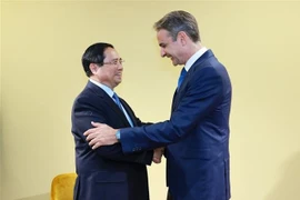 PM Pham Minh Chinh (L) and his Greek counterpart Kyriakos Mitsotakis in Nice, France, on June 9 (Photo: VNA)