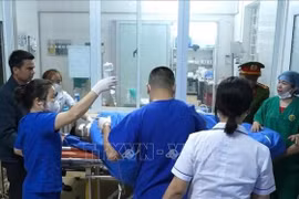 Victims are rushed to hospital for emergency aid.(Photo: VNA)