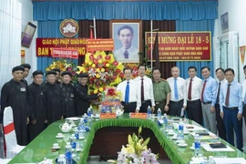 The delegation of An Giang leaders and representatives of the Central Executive Board of the Hoa Hao Buddhist Sangha at the event on June 11. (Photo: VNA)