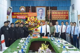 The delegation of An Giang leaders and representatives of the Central Executive Board of the Hoa Hao Buddhist Sangha at the event on June 11. (Photo: VNA)