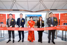 Delegates at the launching ceremony of the direct air route connecting Vietnam’s Phu Quoc Island and China's Hong Kong on May 22. (Photo: VNA)