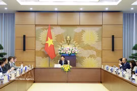 Vice Chairman of the National Assembly (NA) Nguyen Hong Dien receives a delegation from the European Chamber of Commerce in Vietnam (EuroCham) in Hanoi on May 22. (Photo: VNA)