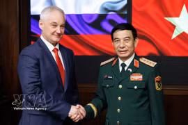Vietnamese Deputy Prime Minister and Minister of National Defence General Phan Van Giang (right) shakes hands with Russian Defence Minister Andrey Removich Belousov on May 21 (Photo: VNA)