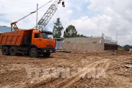 Work on the project to upgrade Road DT841 in Dong Thap province. (Photo: VNA)