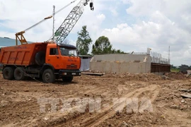 Work on the project to upgrade Road DT841 in Dong Thap province. (Photo: VNA)