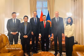 Vietnamese Ambassador to France Trinh Duc Hai (third from right) poses for a photo with leaders of MEDEF International, including Benoit Clocheret (third from left), Vice President of MEDEF International, Chairman of the France–Vietnam Business Council, and Executive Chairman of Artelia Group. (Photo: VNA)