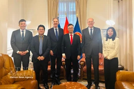 Vietnamese Ambassador to France Trinh Duc Hai (third from right) poses for a photo with leaders of MEDEF International, including Benoit Clocheret (third from left), Vice President of MEDEF International, Chairman of the France–Vietnam Business Council, and Executive Chairman of Artelia Group. (Photo: VNA)