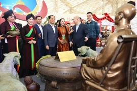 Deputy Prime Minister Bui Thanh Son (front, 4th from right) visits the first Glorious Spring Fair in Hanoi on February 6. (Photo: VNA)