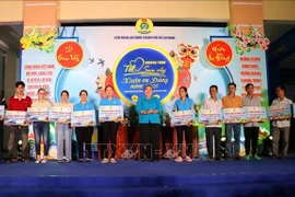 Workers in Ho Chi Minh City receive free coach fares on the occasion of Lunar New Year 2026. (Photo: VNA)