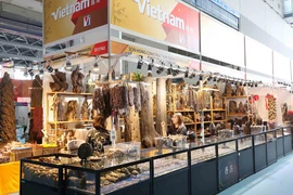 A Vietnamese booth showcasing handicraft products. (Photo: VNA)