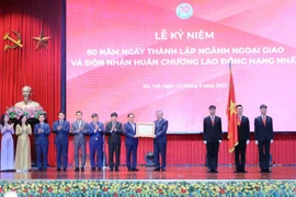 Party General Secretary To Lam presents a first-class Labour Order to the Ministry of Foreign Affairs. (Photo: VNA)