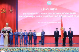 Party General Secretary To Lam presents a first-class Labour Order to the Ministry of Foreign Affairs. (Photo: VNA)
