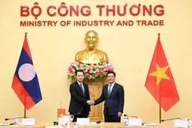 Minister of Industry and Trade Nguyen Hong Dien (right) and his Lao counterpart Malaithong Kommasith in Hanoi on August 4. (Photo: moit.gov.vn)