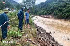 The bomb is found beneath the Nam Mo River in Pung village, Tuong Duong Commune. (Photo: VNA)