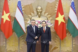 National Assembly Chairman Tran Thanh Man (R) and Speaker of the Legislative Chamber (lower house) of the Oliy Majlis of Uzbekistan Nuriddin Ismoilov in Hanoi on October 27. (Photo: VNA)
