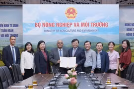 The Ministry of Agriculture and Environment receives the Asian Development Bank's formal confirmation of an emergency international assistance package worth 2 million USD to help address the severe impacts of recent flooding in central Vietnam. (Photo: nongnghiepmoitruong.vn)
