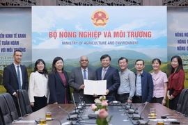 The Ministry of Agriculture and Environment receives the Asian Development Bank's formal confirmation of an emergency international assistance package worth 2 million USD to help address the severe impacts of recent flooding in central Vietnam. (Photo: nongnghiepmoitruong.vn)
