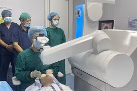 Ophthalmologists perform eye surgery at the Central Eye Hospital in Hanoi. (Photo courtesy of the hospital)