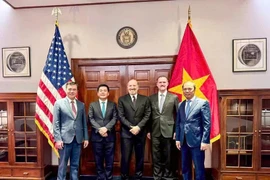 Vietnamese Minister of Industry and Trade Nguyen Hong Dien (second from left) holds a negotiation session with US Secretary of Commerce Howard Lutnick and Ambassador Jamieson Greer, US Trade Representative, on the afternoon of June 12 (local time) in the US. (Photo: VNA)