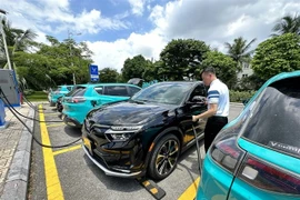 At a VinFast EV charging station. (Photo: baodautu.vn)