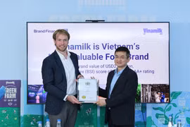 Chief Marketing Officer of Vinamilk Nguyen Quang Tri (R) receives the Top 100 Most Valuable Vietnamese Brands certificate from a Brand Finance representative. (Photo: VNA)
