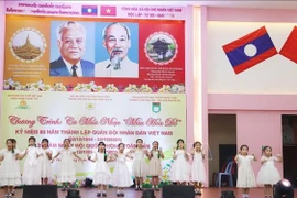 A performance of students from the Nguyen Du Lao-Vietnamese bilingual school. (Photo: VNA)