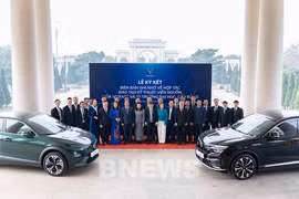 VinFast will provide each university with two electric cars, along with practical equipment and training materials on electric vehicle repair techniques that meet official standards (Photo: VNA)