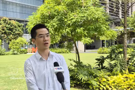 Dr Ha Son Tung, deputy head of the department for advanced optical technologies at Singapore’s Agency for Science, Technology and Research, speaks to Vietnam News Agency correspondents in Singapore. (Photo: VNA)