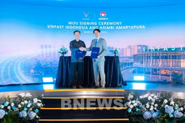 Pham Sanh Chau, CEO of VinFast Asia (left) and Angga Prawira Awang, CEO of Amarta at the signing ceremony. (Photo: VNA)