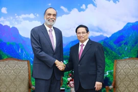 Prime Minister Pham Minh Chinh (R) receives UN Under-Secretary-General for Digital and Emerging Technologies Amandeep Singh Gill. (Photo: VNA)