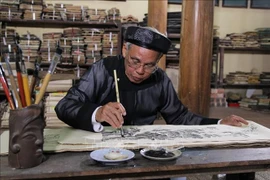 Artisan Nguyen Dang Che, one of the few individuals still practising this ancient craft in Thuan Thanh ward, Bac Ninh province (Photo: VNA)