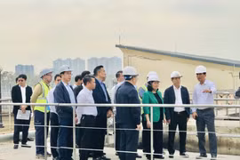 Secretary of the Hanoi Party Committee Bui Thi Minh Hoai and Chairman of the municipal People's Committee Tran Sy Thanh inspect the Yen Xa wastewater treatment system project in December 2024. (Photo: VNA)