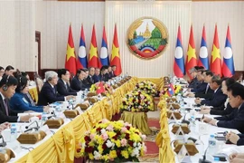 At the meeting between Vietnamese State President Luong Cuong and Lao Prime Minister Sonexay Siphandone in Vientiane on April 25. (Photo: VNA)