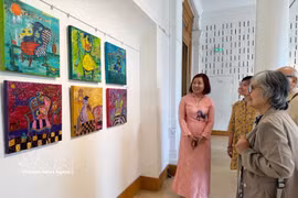 People visit the art exhibition “From the Seine to the Red River”. (Photo: VNA)