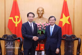 Politburo member and Director of the Ho Chi Minh National Academy of Politics (HCMA) Doan Minh Huan (R) receives Chinese Ambassador to Vietnam He Wei in Hanoi on June 1 (Photo: VNA)