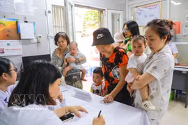Children take vitamin A supplements at Bach Mai ward's health station in Hanoi. (Photo: VNA)