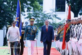 General Secretary of the Communist Party of Vietnam Central Committee and State President To Lam (right) and Philippine President Ferdinand Romualdez Marcos Jr. review the guard of honour during the official welcome ceremony for the Vietnamese leader in Manila on June 1, 2026. (Photo: VNA)