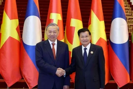 General Secretary of the Communist Party of Vietnam Central Committee To Lam (left) and General Secretary of the Lao People's Revolutionary Party Central Committee and President of Laos Thongloun Sisoulith at the high-level meeting between the two Parties in Vientiane on December 2. (Photo: VNA)