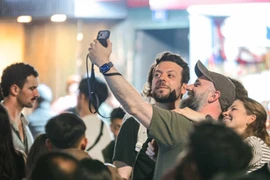 Foreign tourists pose for first photos in 2026. (Photo: VNA)