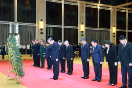 Party General Secretary To Lam leads a high-ranking Vietnamese delegation to pay their final respects to Gen. Khamtay Siphandone (Photo: VNA)