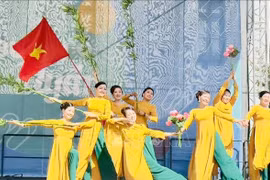 An art performance at Vietnamese Cultural Days in Budapest, Hungary. (Photo: VNA)