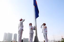 The ASEAN flag-hoisting ceremony on the occasion of the founding anniversary of ASEAN on August 8. (Photo: VNA)