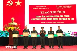 The Border Guard Command awards certificates of merit to 5 collectives and 10 individuals with outstanding achievements in participating in the fight against operations QB525 and HT825. (Photo: VNA)
