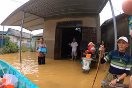 Residents in Duong No ward (Hue) continue to face deep flooding as they prepare for a new round of heavy rain and storms. (Photo: VNA)