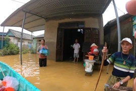 Residents in Duong No ward (Hue) continue to face deep flooding as they prepare for a new round of heavy rain and storms. (Photo: VNA)