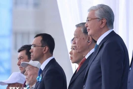Party General Secretary To Lam (second from right) and President of Kazakhstan Kassym-Jomart Tokayev (first from right) attend the parade. (Photo: VNA)